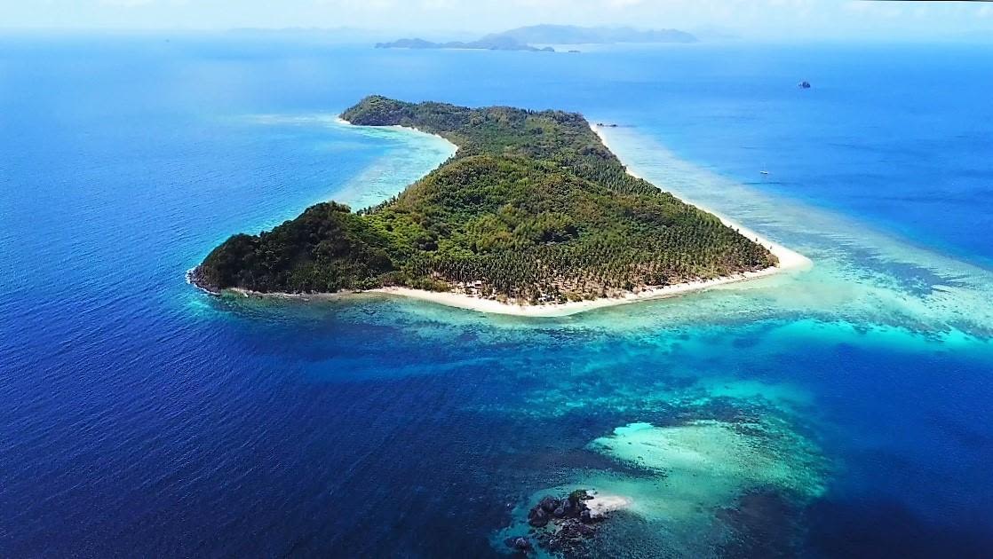 Castaways enjoying an island stop on the expedition between El Nido and Coron
